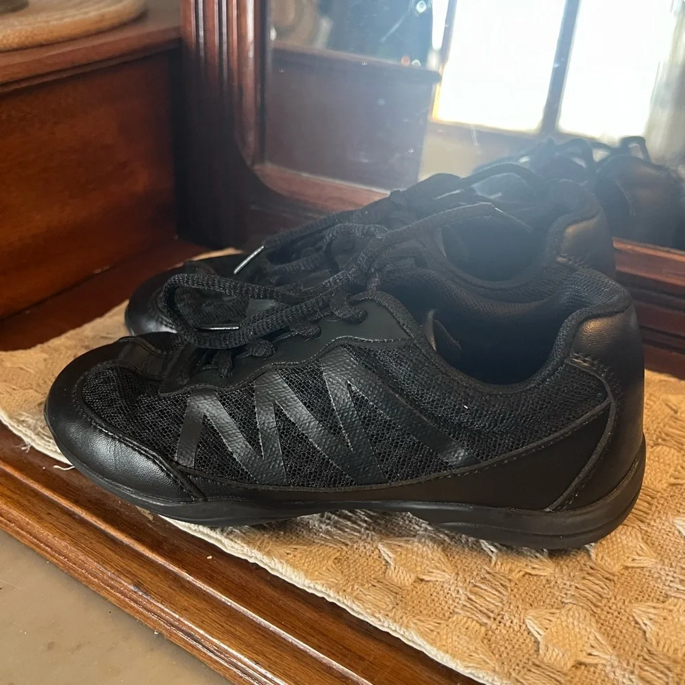 KUIKEIU Lightweight Athletic Cheerleading Tumbling Sneakers Black Girl's Size 12